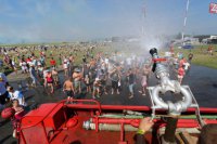 Na snímke osviežovanie návštevníkov počas druhého dňa Medzinárodných leteckých dní SIAF 2015 na leteckej základni Sliač 30. augusta 2015.