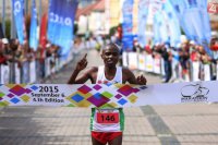 Na snímke víťaz matarónu kenský bežec Joel Maina Mwangi počas Banskobystrického maratónu 2015.