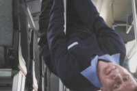 Hore nohami pri tyči? Peter zvládne aj kaskadérske kúsky.