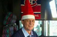 Na Mikuláša Peter neváhal viezť cestujúcich v mikulášskej čiapke.