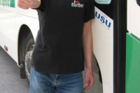 Petrovi Donovalovi zmysel pre humor rozhodne nechýba, cestujúcim spríjemňuje deň pravidelne.