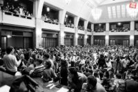 Študenti bratislavských vysokých škôl sa 21. novembra 1989 zišli v aule Univerzity Komenského a v priestoroch pred budovou na zhromaždení. Vyjadrili na ňom jednoznačnú podporu hnutiu pražských vysokoškolákov.