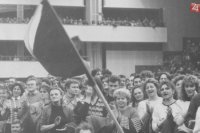 Účastníci mítingu vítajú V. Havla, Mestská športová hala v Prešove, 20.12.1989. foto: fotoarchív Krajského múzea v Prešove