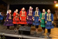 Folklórne vystúpenia či rôzne koncerty nás čakajú počas Vianočných trhov.