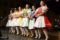 Folklórne vystúpenia či rôzne koncerty nás čakajú počas Vianočných trhov.