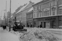 Na archívnej snímke z 9. januára 1967 je zachytený boj so snehom v Bratislave na Suchom mýte.