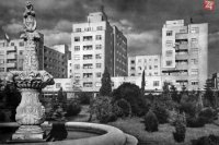 Levia fontána a bytové domy pri Avione, autor fotografie Karol Plicka, Zdroj foto: Stará Bratislava na fotografiách a obrazoch