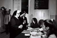 Rehoľné sestry volia vo volebnej miestnosti číslo 1 v Trnave 8. júna 1990 v prvých slobodných voľbách v posttotalitnom období.