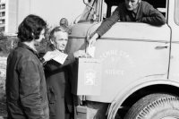 Na archívnej snímke z 23. novembra 1976 volia šofér Bartolomej Hruška (vpravo) a závozník Ján Miga (vľavo) , pracovníci Pozemných stavieb z Košíc , odvolili počas služobnej cesty Svoje hlasy odovzdali vo volebnom okrsku v bratislavskej Rači.