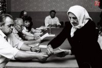 5. júna 1981 najstaršia obyvateľka Malých Levár Anna Mrázová počas volieb do Federálneho zhromaždenia v Česko-Slovensku a voľby do Slovenskej národnej rady