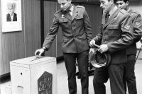 Na archívnej snímke z 5. mája 1981 volia  príslušníci Československej ľudovej armády vo vojenskom útvare bratislavskej posádky.