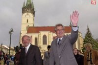 Vtedajší premiér ČR Miloš Zeman s bývalým primátorom Prešova Jurajom Kopčákom 20. novembra 2001 na Hlavnej ulici v Prešove.