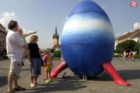 "Tajuplné Gajdošovo vajco" bol názov 3,3 m vysokej plastiky na troch pároch ľudských nôh, ktorá pútal pozornosť na Hlavnej ulici v Prešove. Akademický sochár Ladislav Gajdoš sa svojím dielom pokúšal zapísať do Guinnessovej knihy rekordov.