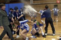 Vo finále play-off v hádzanej žien sa stretli 5. mája 2001 v športovej hale TJ Plasika Nitra družstvá HK Nitra a Duslo Šaľa. Družstvo Šaľe zvíťazilo 35:20. Na sn.družstvo Šaľe po skončení zápasu oslavovalo na palubovke súpera víťazstvo šampanským.