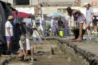 15.8.2001 v severnej časti nádvoria Mestskej tržnice v Nitre prebiehala druhá fáza záchranného archeologického výskumu.