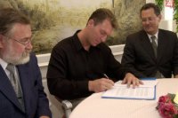 Hokejista Ľubomír Kolník podpísal 9. júla 2001 v nitrianskej reštaurácii Zlatý kľúčik zmluvu s HKM Nitra. Na snímke zľava primátor Nitry Jozef Prokeš, Ľubomír Kolník (podpisuje zmluvu), zástupca primátora Vladimír Baláž.