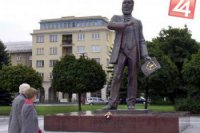 Päť miliónov korún investovalo mesto Žilina do výroby a stavebných prác, aby socha Ľudovíta Štúra pribudla v roku 2002 na rovnomenné námestie, na parkovisko pred hotelom Slovakia.