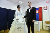 Ženích Ondrej Šulc a nevesta Petra Schönovánavštívili pred svadbou volebnú miestnosť v Dubnici nad VáhomAutor foto: Radovan Stoklasa