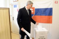 Predseda strany Most-Híd Béla Bugár vhadzuje obálku do volebnej urny vo voľbách do Národnej rady SR v Šamoríne. Autor foto: Štefan Puškáš