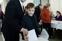 Predseda Slovenskej národnej strany Andrej Danko vhadzuje obálku do volebnej urny v Miloslavovciach. Autor foto: Štefan Puškáš