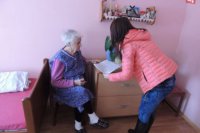 S prenosnou volebnou urnou dnes členovia okrskovej volebnej komisie v Prochote (okres Žiar nad Hronom) zavítali aj do miestneho Zariadenia sociálnych služieb Jesienka.