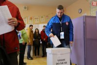 Peter Pellegrini vhadzuje obálku do volebnej urny vo volebnej miestnosti v ŽS a MŠ Demänová v Liptovskom Mikuláši. Autor foto: Branislav Račko