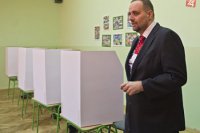 Predseda strany SDKÚ-DS Pavol Frešo prichádza do volebnej miestnosti v Bratislave. Foto: Martin Baumann