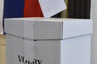 Volič vhadzuje obálku do volebnej urny vo voľbách do Národnej rady SR v Trenčianskych Stankovciach. Foto: Radovan Stoklasa.