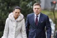 Premiér Robert Fico prichádza so svojou manželkou Svetlanou do volebnej miestnosti