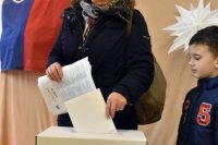 Volička vhadzuje obálku do volebnej urny vo voľbách do Národnej rady SR v Trebišove. Foto: Roman Hanc