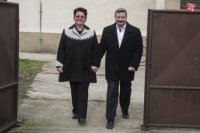 Predseda SMK József Berényi prichádza s manželkou počas volieb v obci Dolné Saliby. Autor foto: Edmund Örzsik