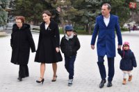 Predseda strany #Sieť Radoslav Procházka s manželkou Katarínou, deťmi a svokrou prichádzajú do volebnej miestnosti na Základnej škole Andreja Kubinu v Trnave. Foto: Lukáš Grinaj.