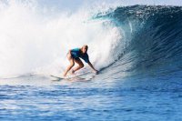 Na známej tahitskej surferskej vlne Teahupoo.