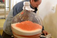 Kto chcel súťažiť, mohol si tipnúť počet kilogramov tejto banky so soľou.