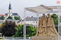 Takmer šesť metrov vysokú pieskovú repliku známeho súsošia solúnskych bratov Cyrila a Metoda dokončil 9. júna 2011 na nitrianskom Svätoplukovom námestí český umelec Radovan Živný.