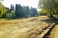 Zátarasy pre autá, všade hlina a prach. Lokalita na Kuzmányho ulici pred 3 rokmi.
