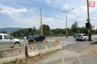 Zátarasy pre autá, všade hlina a prach. Lokalita na Kuzmányho ulici pred 3 rokmi.