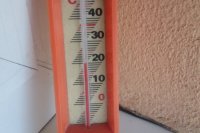 Ešte pred obedom, na balkóne príjemný chládok. Už vtedy hlásil teplomer príjemné čísla.