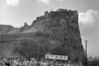Z 27. apríla 1975 v Bratislave štart hlavnej skupiny bežcov počas 28. ročníka cestného behu Devín - Bratislava pod hradom Devín.