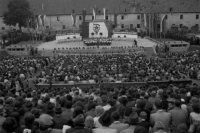 Na archívnej snímke zo 22. mája 1949 v Bratislave slávnostné otvorenie amfiteátra na Bratislavskom hrade.