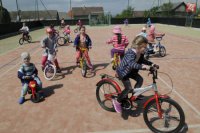 Ihrisko v obci Teriakovce v okrese Prešov môžu využívať na bicyklovanie iba deti z materskej školy. Starší s bicyklami na ihrisko nesmú. V zime je tu ľadová plocha.