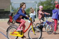 Ihrisko v obci Teriakovce v okrese Prešov môžu využívať na bicyklovanie iba deti z materskej školy. Starší s bicyklami na ihrisko nesmú. V zime je tu ľadová plocha.