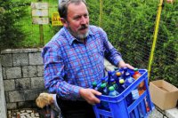 Dar z prírody ľudia hojne využívajú. V obci Lipovce si načapujú priezračnú vodu raz-dva.