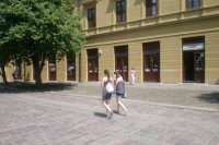 Centrum mesta na pravé poludnie obklopuje pomenej ľudí.