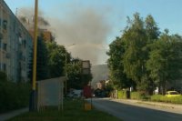 Ulicu na Sídlisku 2 v Prešove kvôli požiaru zahltil dym.