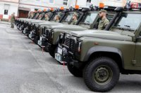 Nové automobily Land Rover, ktoré odovzdal do užívania vojakom minister obrany Peter Gajdoš.