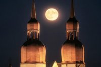 Supermesiac nad Bazilikou sv. Mikuláša v roku 2016