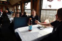 Vianočnú výzdobu by sme našli aj v jedálenskom vozni.