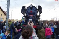 Mnohé deti neodolali dotknúť sa vláčika "naživo".