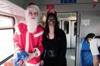 Mikuláš a čert sprevádzal cestujúcich.